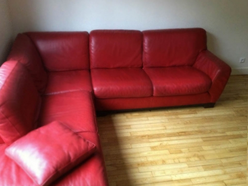 Продам диван кожанный красный